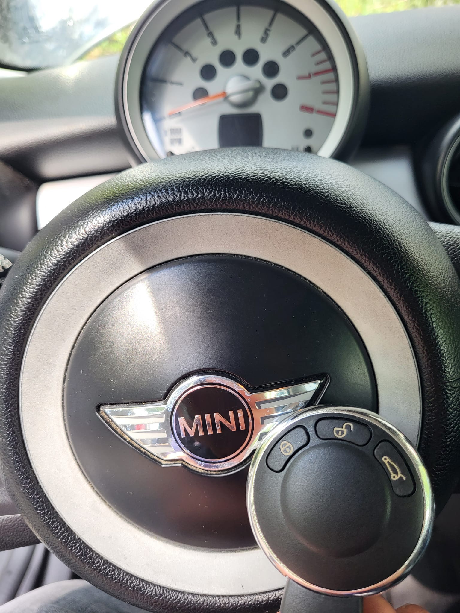 Cheia auto nu mai pornește mașina – cauze și soluții. Ce trebuie să faci?